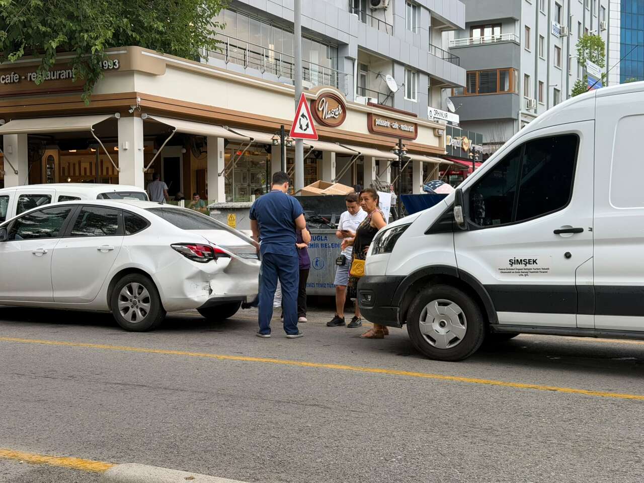 Muğla’da Trafik Kazası: Hafif Ticari Araç Otomobile Çarptı 2